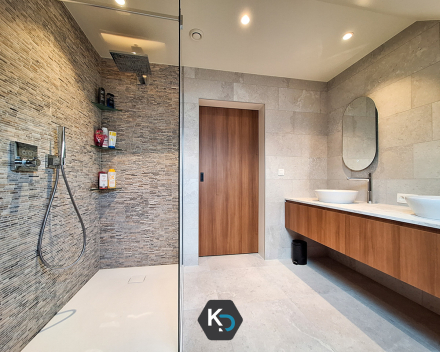 Badkamerrenovatie en totaalrenovatie sanitair door loodgieter Kevin Demeulemeestere