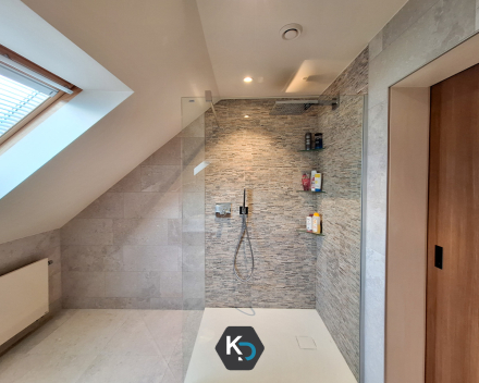 Badkamerrenovatie en totaalrenovatie sanitair door loodgieter Kevin Demeulemeestere