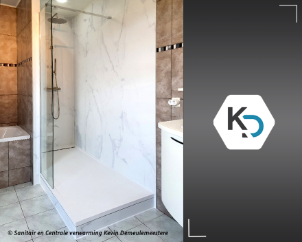Een doucheruimte met wandpanelen in marmerlook door Sanitair en Centrale verwarming Kevin Demeulemeestere