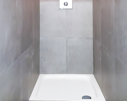 Een moderne, gebruiksvirendelijke douche geplaatst door Sanitair en Centrale verwarming Kevin Demeulemeestere