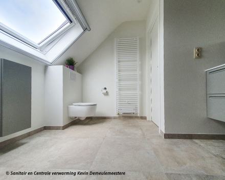 Een stijlvolle totaalrenovatie badkamer te Roeselare door Sanitair en centrale verwarming Kevin Demeulemeestere