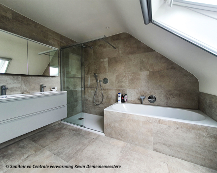 Een stijlvolle totale badkamerrenovatie te Roeselare door Sanitair en centrale verwarming Kevin Demeulemeestere