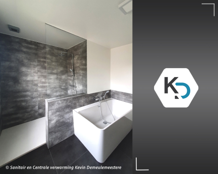 Een strakke totale badkamerrenovatie te Roeselare door Sanitair en centrale verwarming Kevin Demeulemeestere