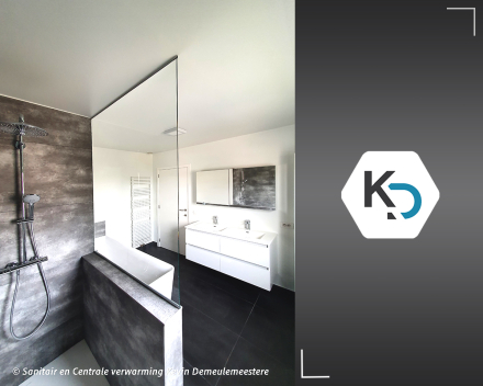 Een totale badkamerrenovatie met strak design te Roeselare door Sanitair en centrale verwarming Kevin Demeulemeestere