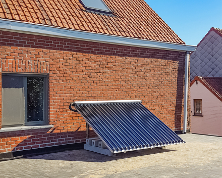 Tijdens de zomermaanden staat de zonneboiler in voor de volledige productie van warm water in huis