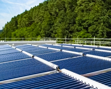 Zonnecollectoren of thermische zonnepanelen op een groot dak oppervlak